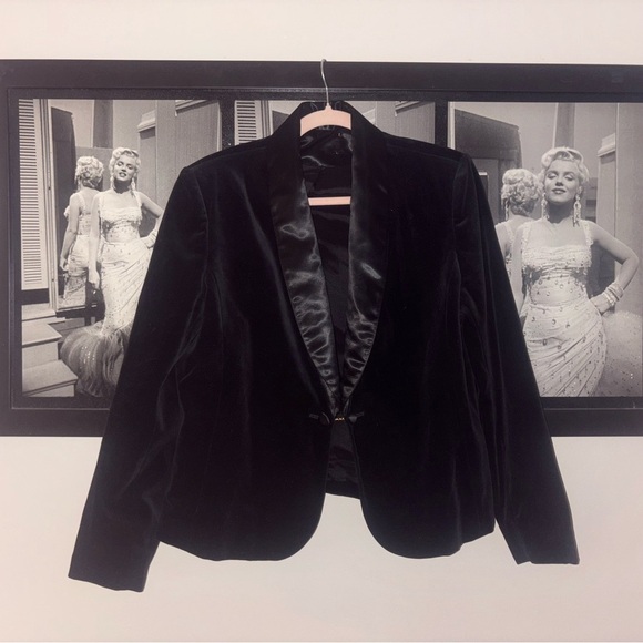 Sophisticated Black Velvet Blazer with Notched Lapels - Picture 1 of 3